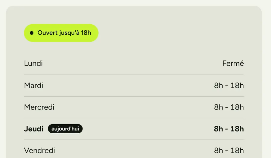 Les horaires sur le site, avec le badge Ouvert jusqu'à 18h et le jour actuel en gras