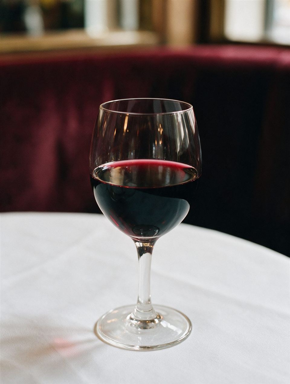 Un verre de vin rouge sur une nappe blanche