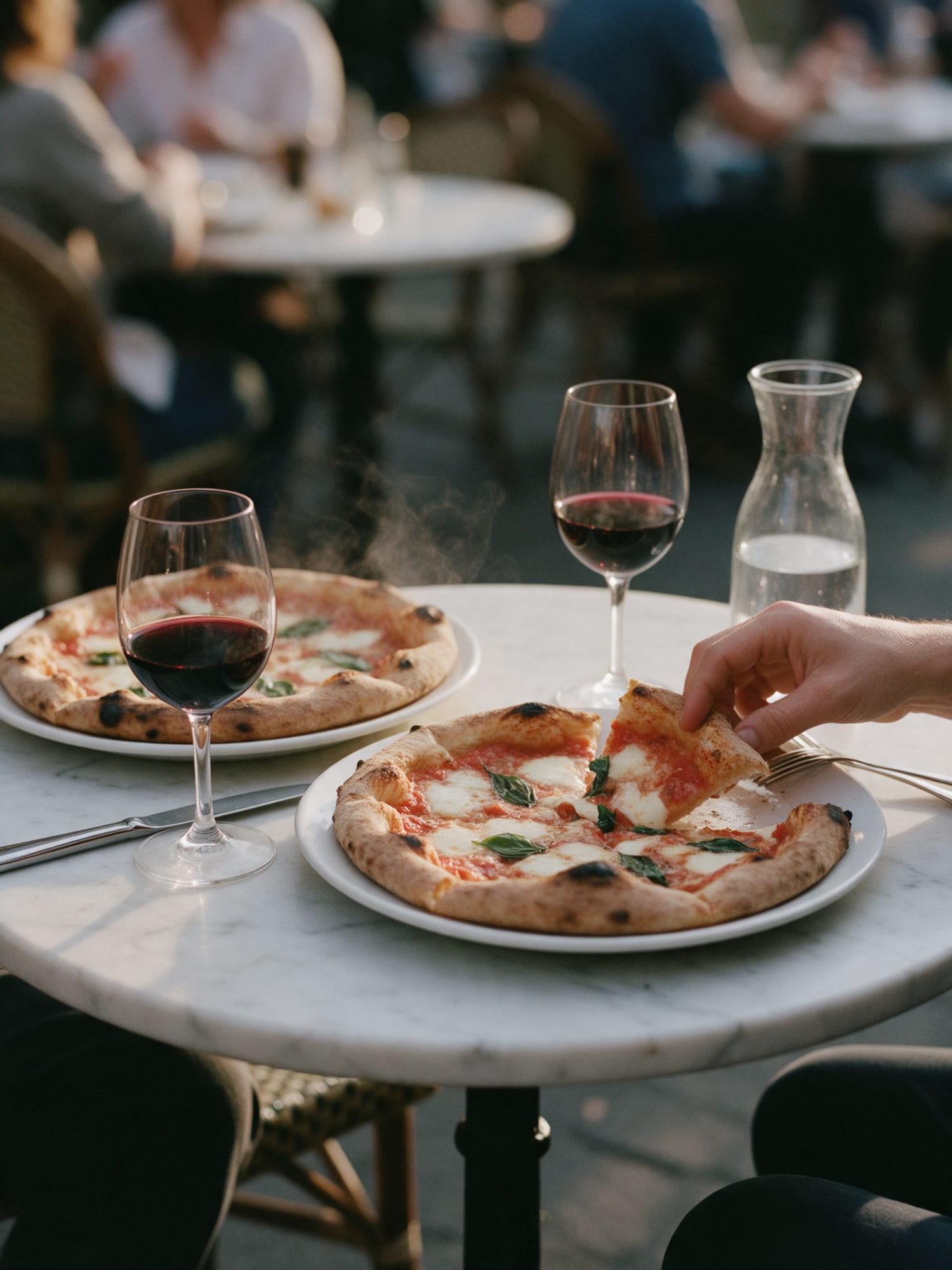 Deux margheritas et deux verres de vin rouge sur une table en marbre